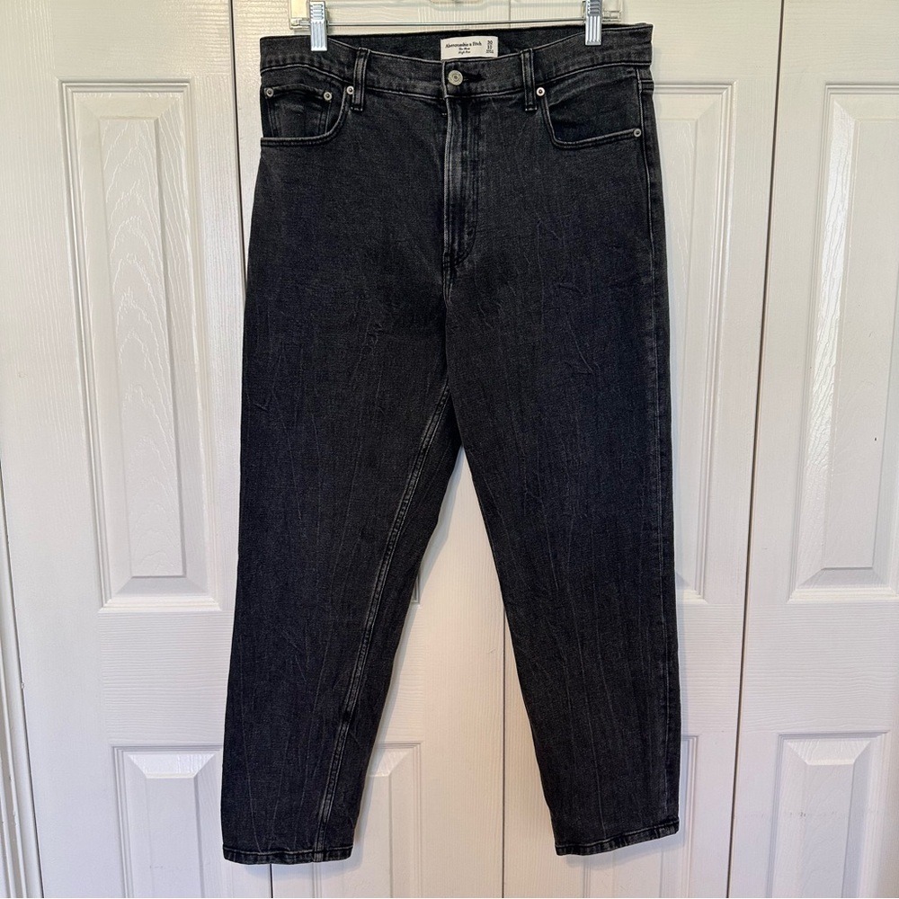 Abercrombie & Fitch Black High Rise Mom Jeans Size 30/10 Women’s